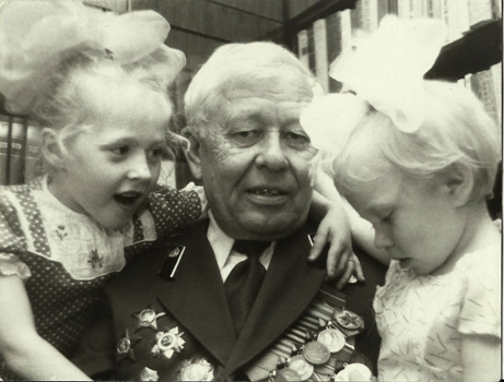 Счастливый дедушка Петр Лукич с внучками Аней и Ниной 