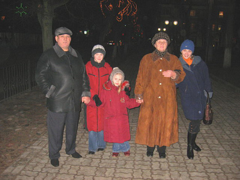 семья Горячевских с дочерью и внучками